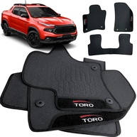 Jogo de Tapete Borracha Fiat Toro 2016-2025: Personalizado, Impermeável e com Logo Bordado - 3 Peças Traseira Inteiriça - imagem 1