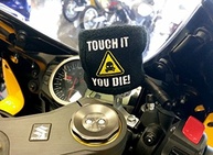 Meia de Cobertura "Touch It You Die" para Reservatório de Freio de Moto - Estilo e Proteção - imagem 3