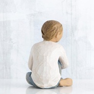 Willow Tree Caring Child - Figura de Menino em Jeans Azul | 7 cm de Puro Afeto - imagem 5