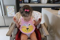 Babador de Silicone Esquilinho KaBaby Rosa - Prático, Lavável e à Prova de Vazamentos - imagem 3