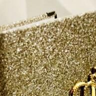 Bíblia Sagrada Glitter Dourada com Harpa e Letras em Vermelho - imagem 1