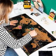 Mapa de Viagem Scratch Off World - Grande 71x42cm com Acessórios - Atlas & Green - imagem 3