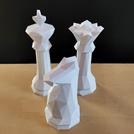 Estatuetas Rei, Rainha e Cavalo de Xadrez - Decoração Elegante em Branco - imagem 4