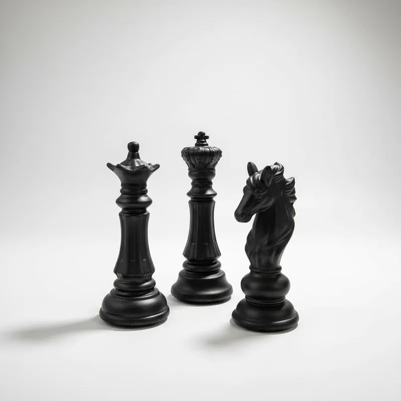 Miniaturas de Xadrez Rei, Rainha e Cavalo em Preto Fosco - Decoração Sofisticada para Escritório e Mesa
