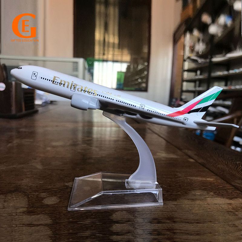 Modelo de Avião Emirates Boeing 777 em Metal Sólido