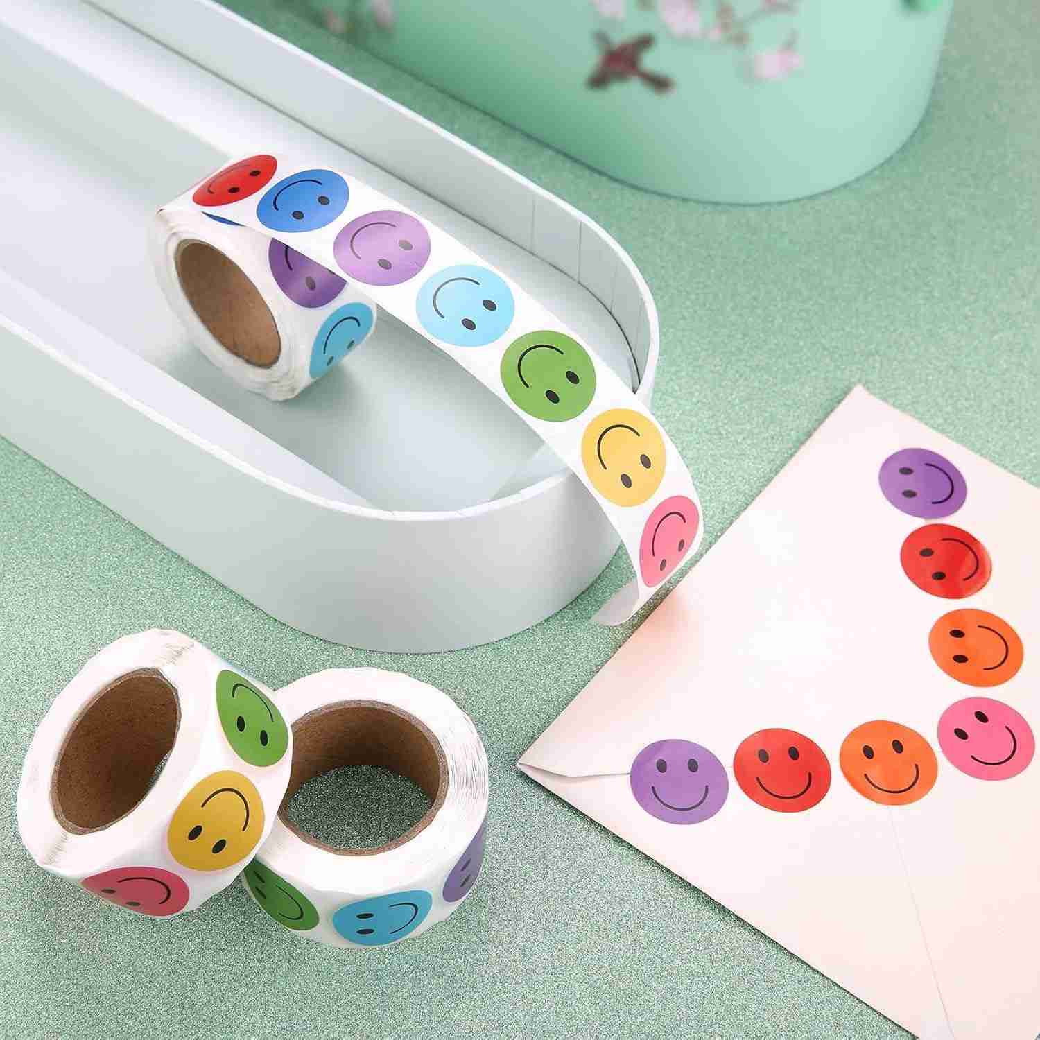 500 Adesivos de Sorriso Feliz - Rolos Motivacionais Coloridos para Sala de Aula, Recompensas e Incentivo Positivo (2,5 cm)