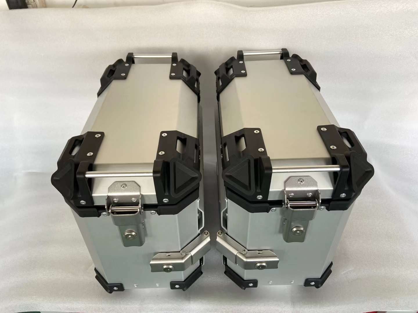 Baú de Alumínio Universal 38L para Moto - Segurança e Estilo para sua Honda CB400X/CB500X