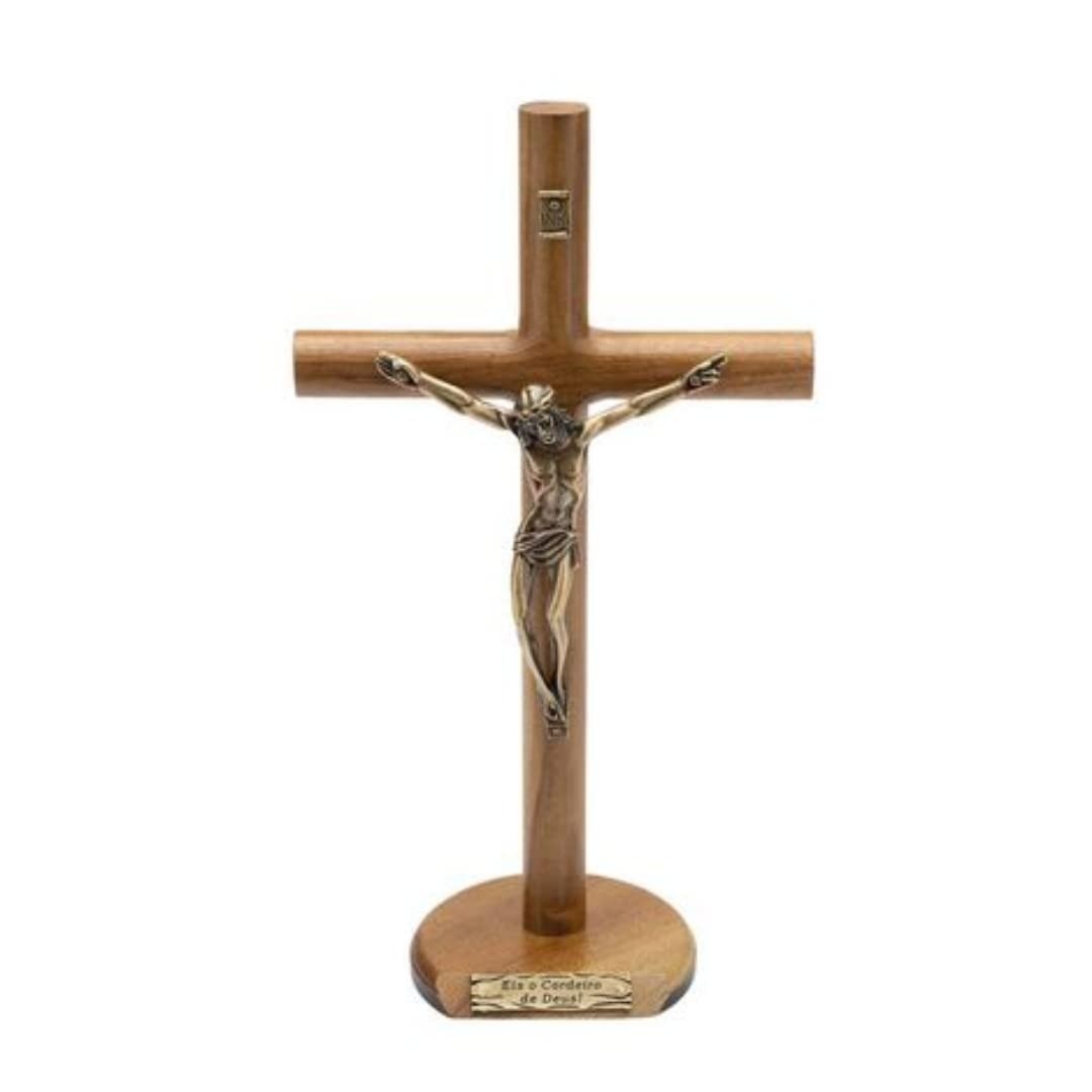 Crucifixo de Madeira Cilíndrico 26 cm - 'Eis o Cordeiro de Deus' | Mesa e Parede