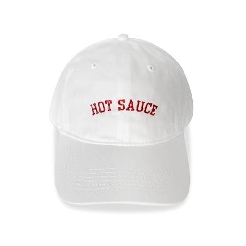 Chapéu branco Hot Sauce com bordado vermelho para o amante de apimentos/especiarias. O chef da casa que adiciona molho picante a todos. Perfeito para HGW, piqueniques, dias de parque, Branco, Tamanho