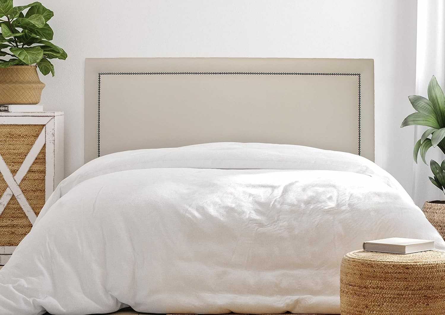 Cabeceira Casal Reta Luxo 140x60 em Courino Off White com Tachas Fumê - Modernidade e Sofisticação para seu Quarto