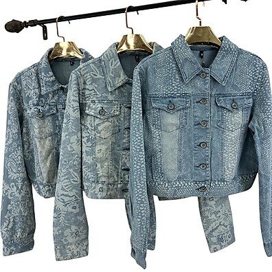 Jaqueta Jeans Cropped com Estampa Floral: O Segredo do Look Perfeito