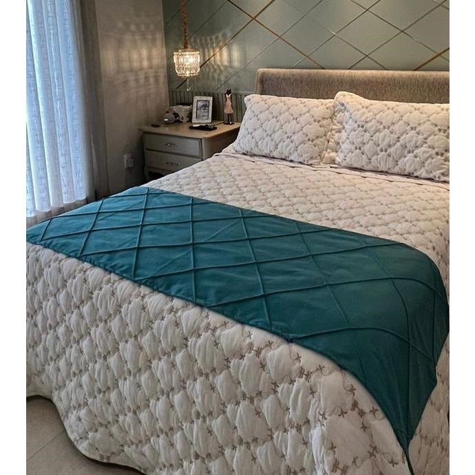 Peseira em Suede Drapeada – Estilo e Sofisticação para Sua Cama
