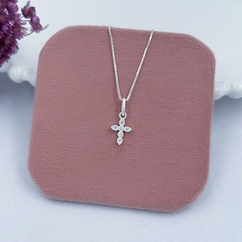 Pingente Cruz com Zircônia 10mm em Prata 925 – Elegância e Autenticidade