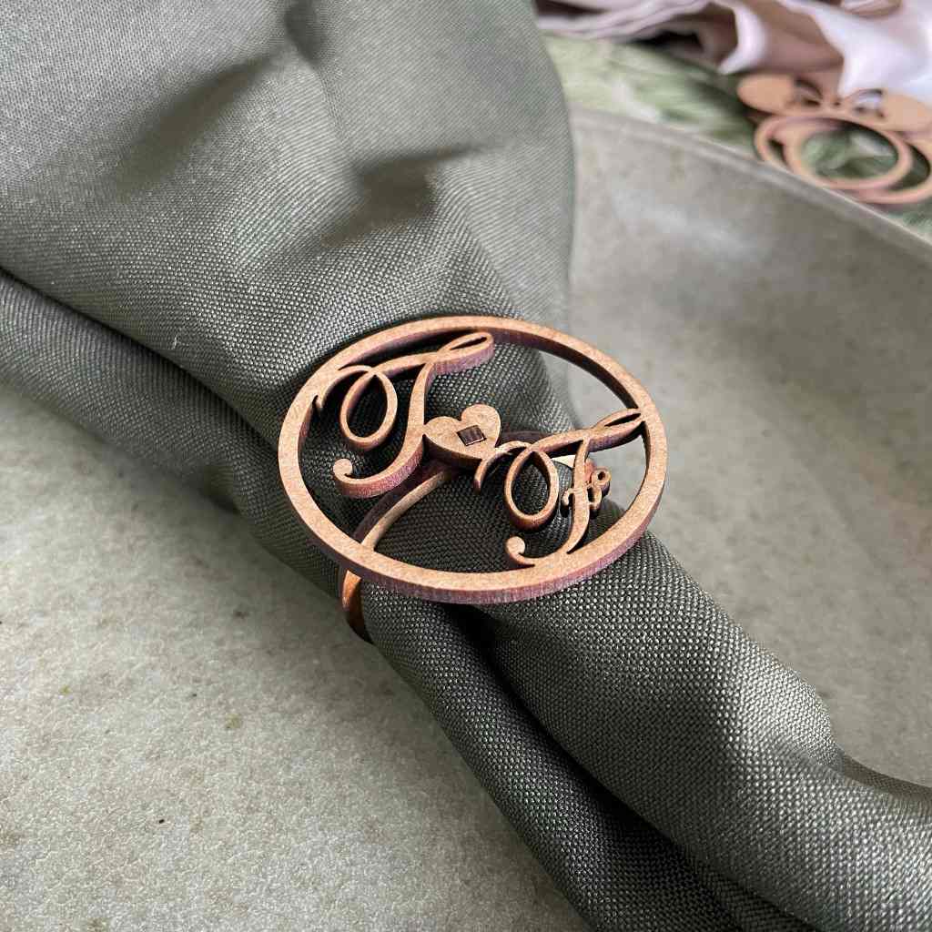 porta-guardanapos-personalizados-para-casamento-com-iniciais-dos-noivos