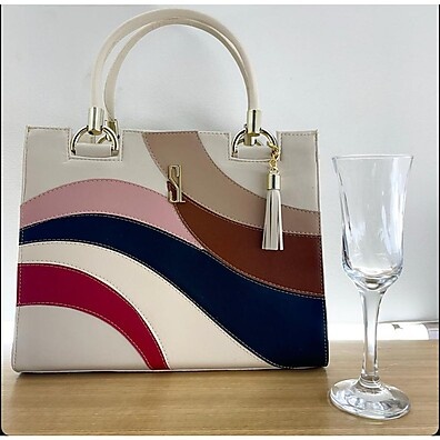 Bolsa Feminina Castelo com Faixas Coloridas: Elegância e Praticidade