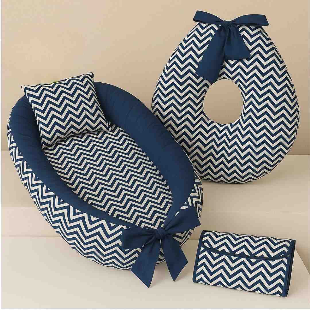 Kit Baby Premium Chevron Marinho: Almofada Amamentação + Ninho Redutor + Trocador Portátil