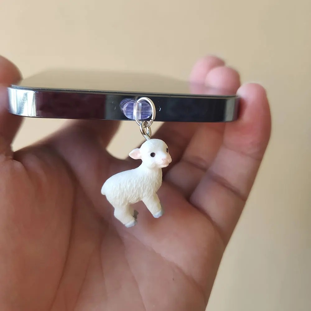 Protetor de Porta USB Fofo: Cordeirinho Anti-Poeira!