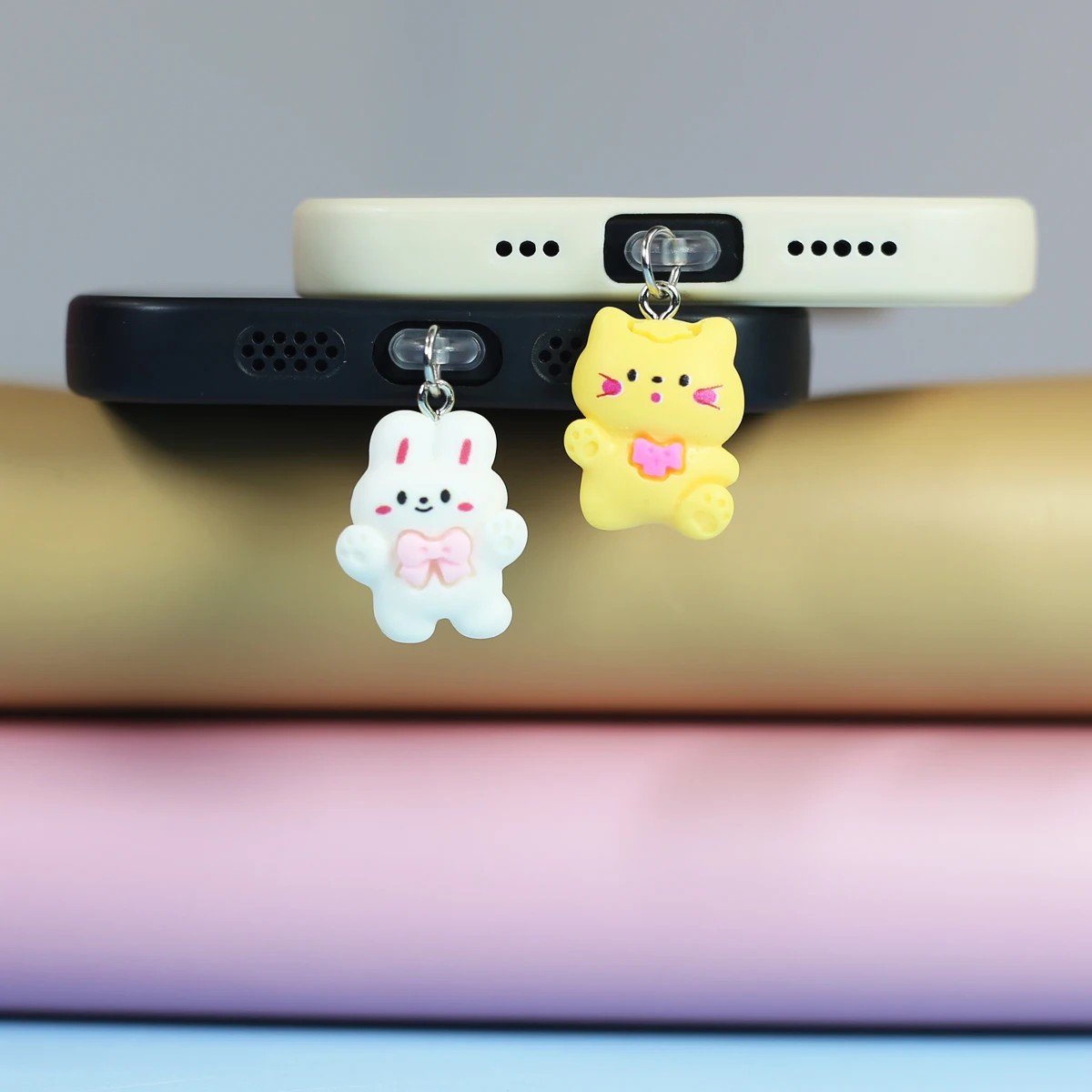Protetor de Porta USB Fofo: Gatinho e Coelhinho 🐰🐱