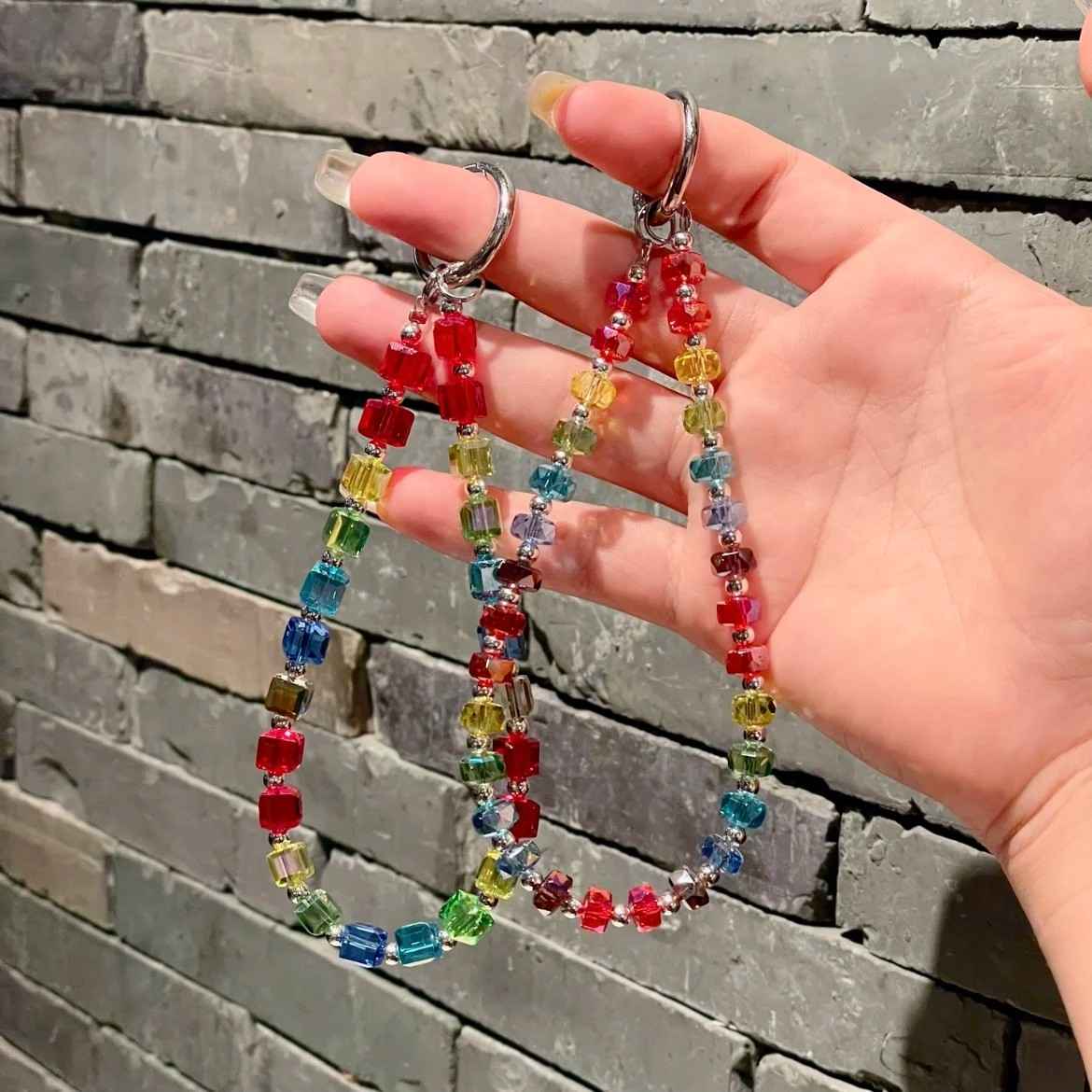 Pulseira Charmosa para Celular: Cores e Brilho!