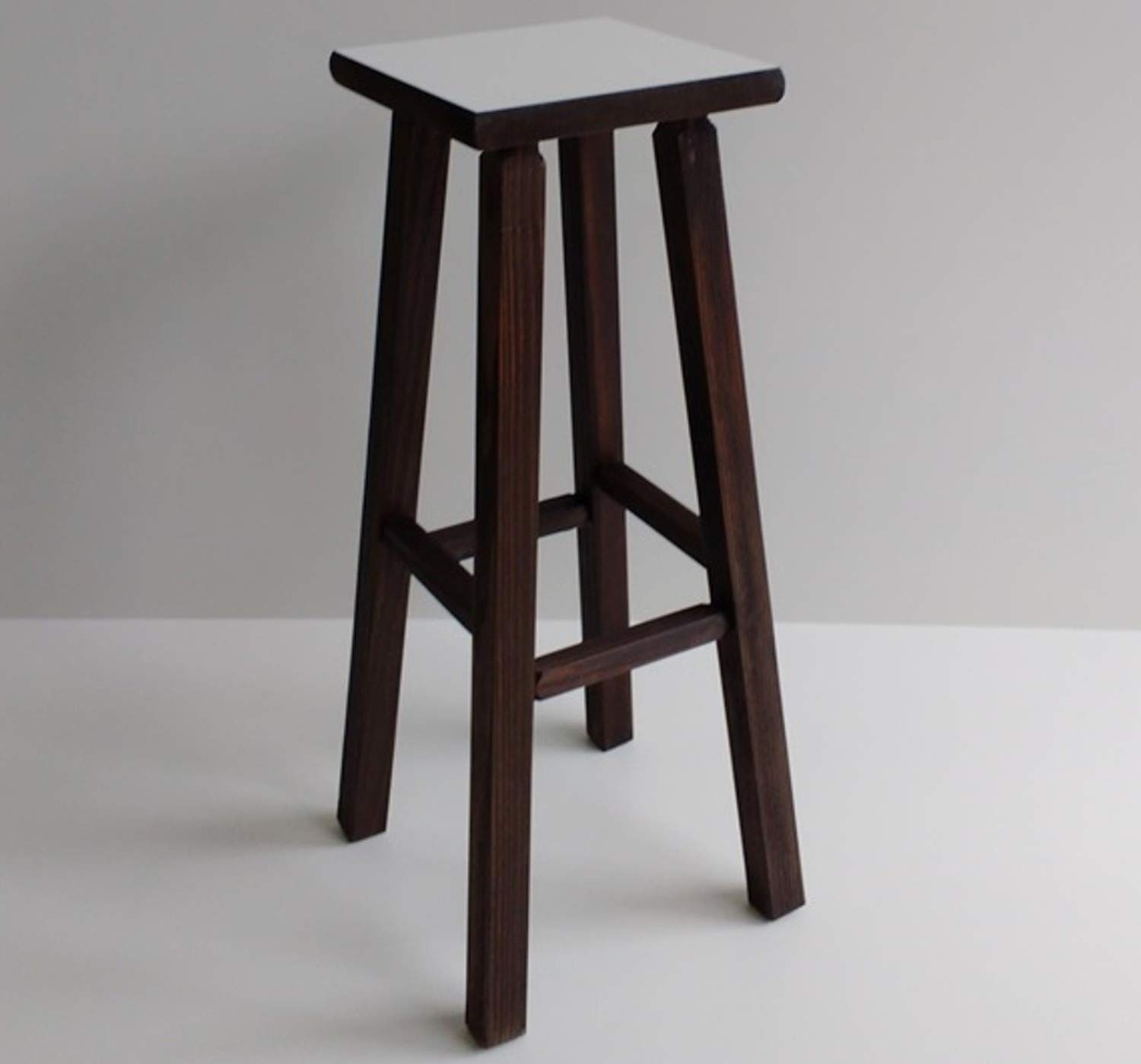 Banqueta Alta Hardman 69 cm em Madeira Nogueira com Encosto Quadrado em MDF