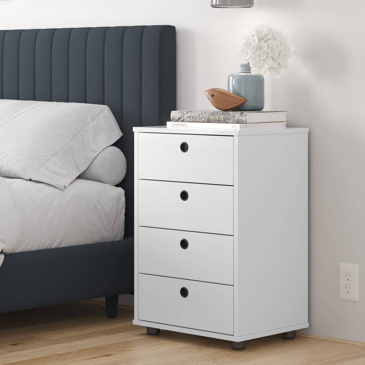 Mesa de Cabeceira Classic 4 Gavetas Branco - Organize seu Quarto com Estilo