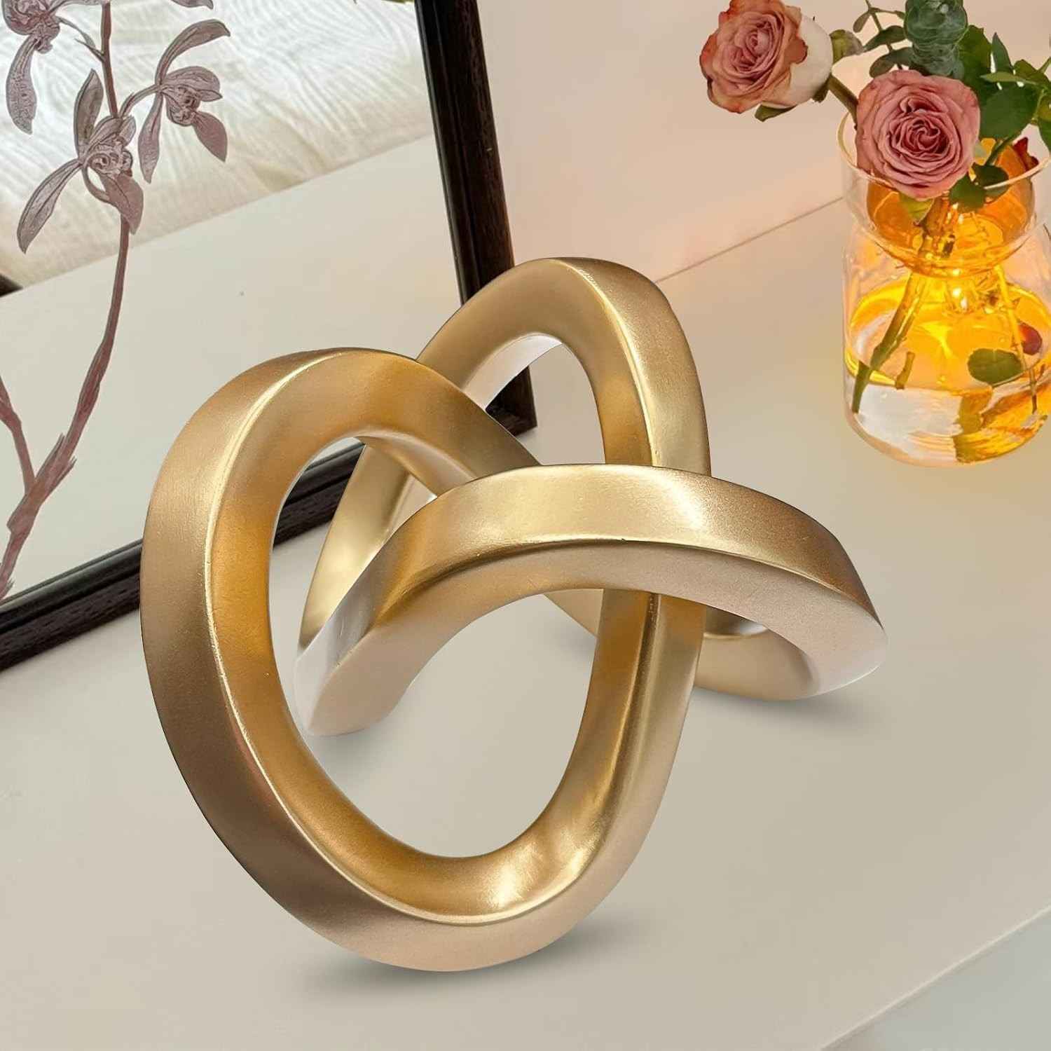 Escultura Geométrica Dourada Moderna com Nó Decorativo - Arte Abstrata para Sala, Quarto e Escritório