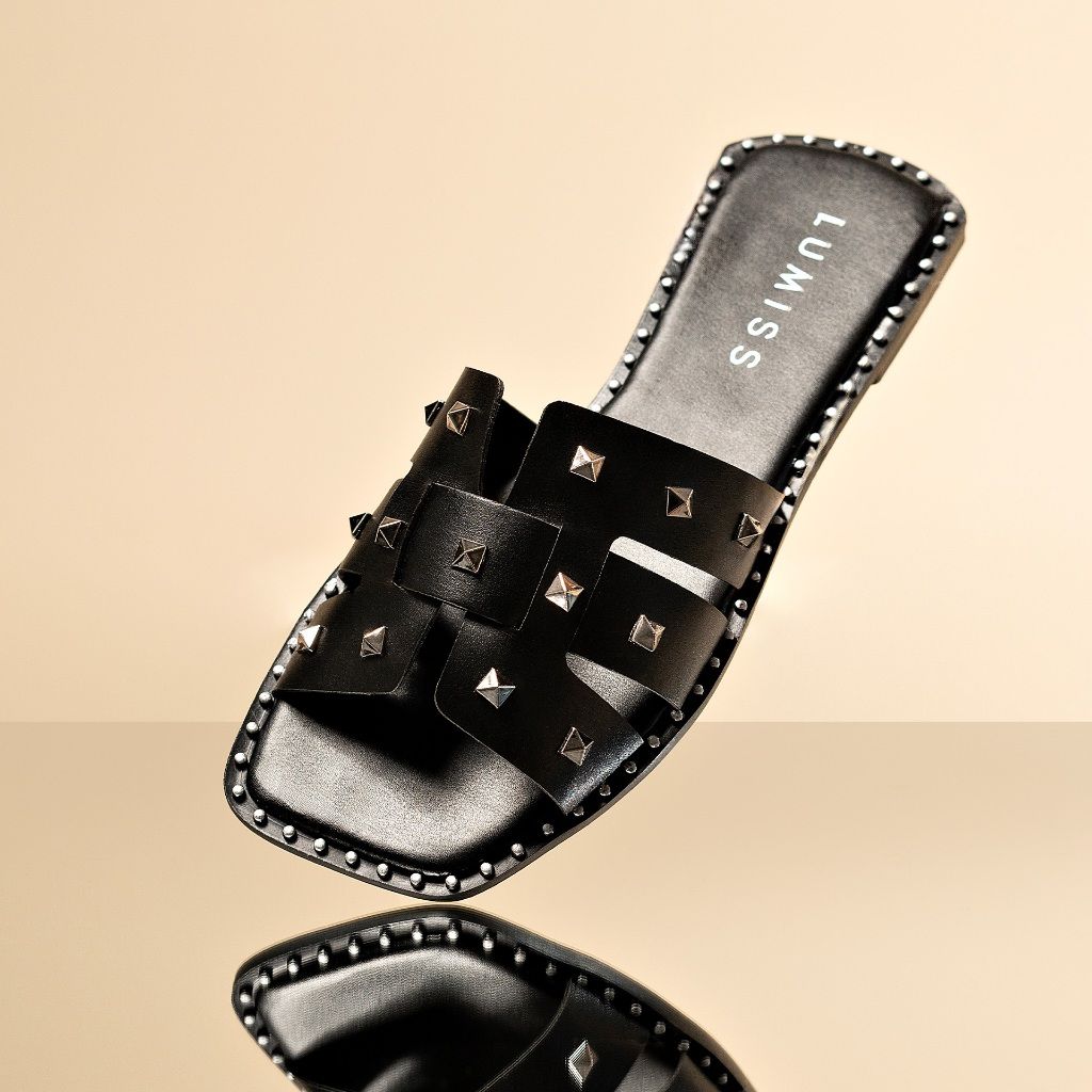Rasteira Lumiss Tachas: Conforto e Estilo!