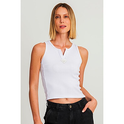 regata-feminina-branca-com-decote-v-estilo-e-conforto