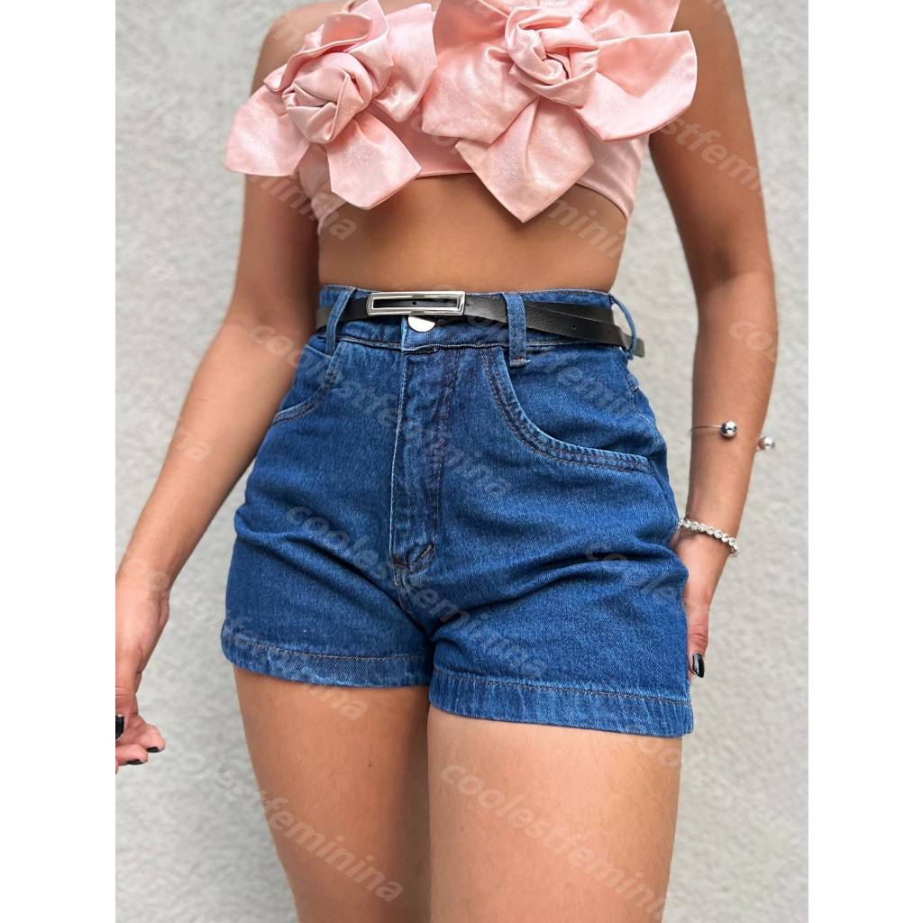 Shorts Jeans Feminino com Cinto Preto: Estilo e Conforto em Um Só Look