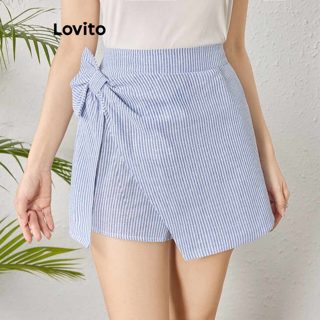 Shorts Listrado Assimétrico Lovito: Elegância e Conforto