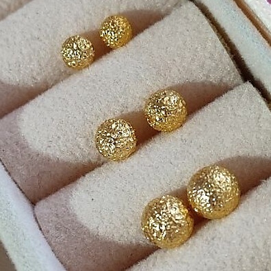 Brincos Bolinhas Folheados a Ouro 18k: Elegância Simples