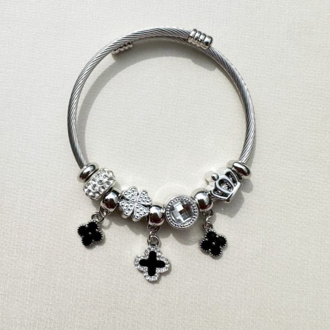 Bracelete com Trevo de Quatro Folhas: Elegância e Sorte