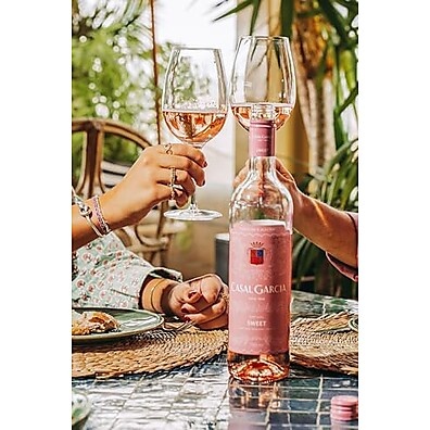 sweet-750ml-rose-garcia-refrescante-vinho-e-suave-casal