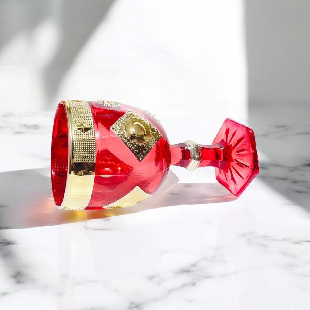 Taça de Vidro Dourada 200ml: Elegância para Sua Bebida