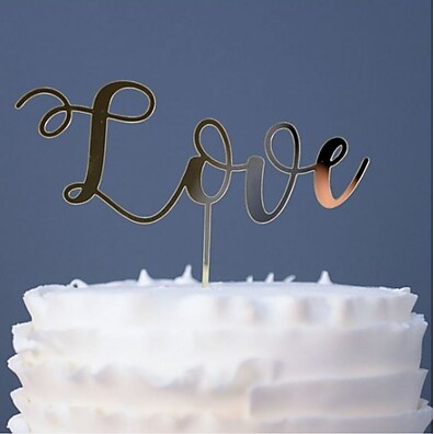 Topo de Bolo Love Dourado: Elegância para sua Festa!