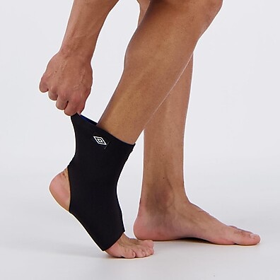 tornozeleira-umbro-neoprene-preta-alivio-e-suporte-em-movimento