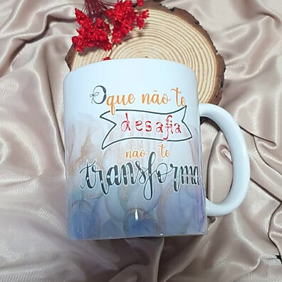 Caneca Personalizada Feminina com Flores e Borboletas – Presente Único