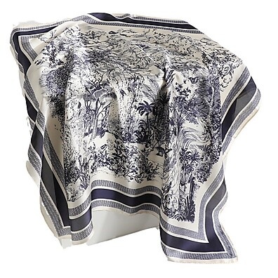 versatil-e-leve-elegancia-botanica-estampa-com-feminino-quadrado-lenco