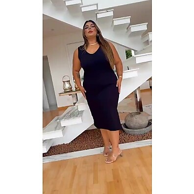 Vestido Midi Fenda Plus Size: Elegância e Conforto