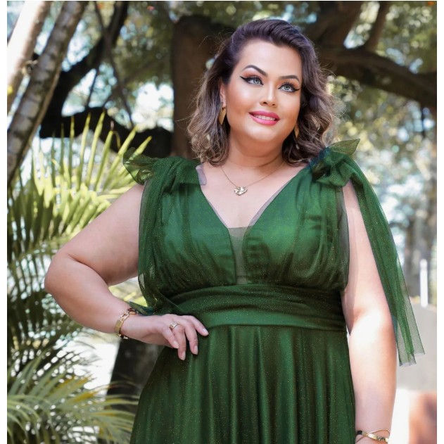 vestido-sophia-plus-size-longo-com-laco-e-fenda-para-festa